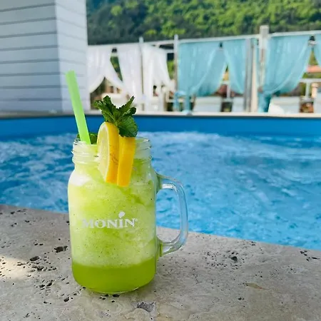 103 Degrees & 4* 사파레바바냐