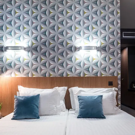 מלון 103 Degrees & ספרבה בניה