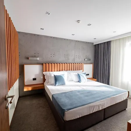 103 Degrees & מלון 4*