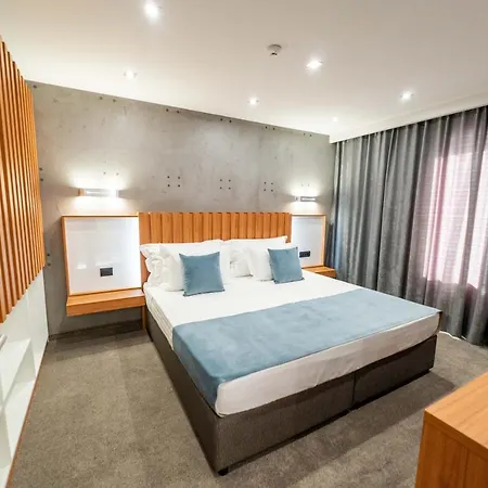 103 Degrees & Отель