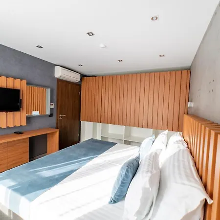 103 Degrees & מלון