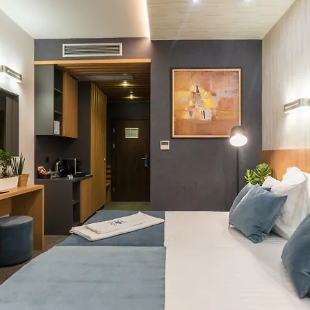 103 Degrees & Отель